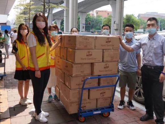 夏日最甜“回礼”，志愿者为支援防疫一线的爱心单位送上岭南荔枝