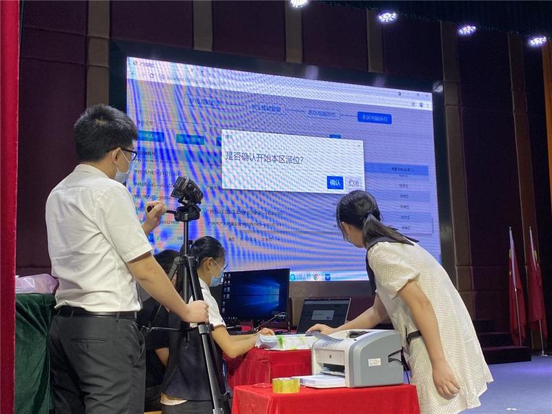 白云区民办初中今日摇号，近1.6万人和15所学校参与