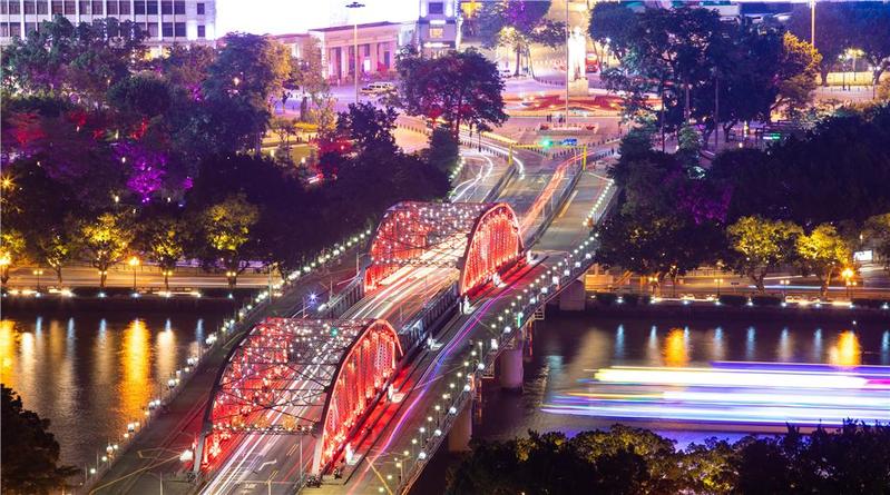 亮灯！华灯光影耀珠江，百年历程入眼帘