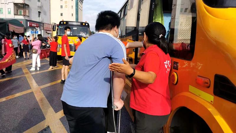 青年志愿者迎战疫情护航中考 传递正能量