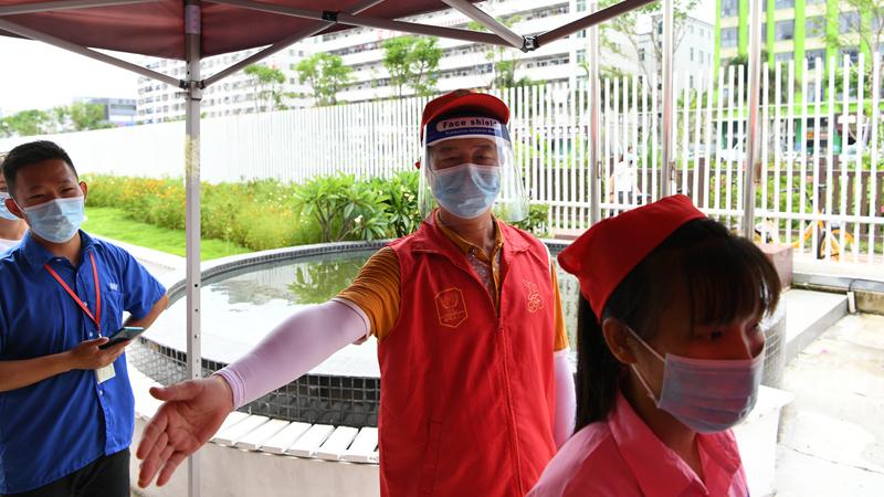 塘尾社区这对夫妻档始终忙碌在防疫一线