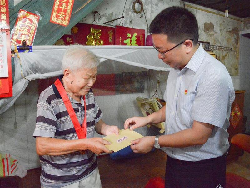 东莞市石龙镇给老党员及困难群众送温暖