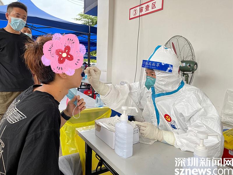 党员护士长翟逢娣在为居民采核酸样本