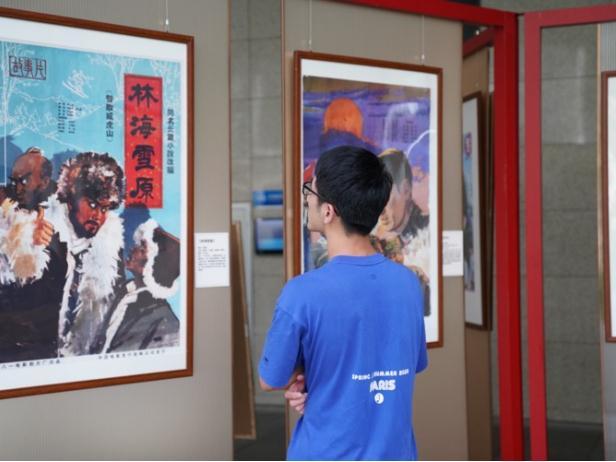 红色电影海报展精彩亮相深圳技术大学