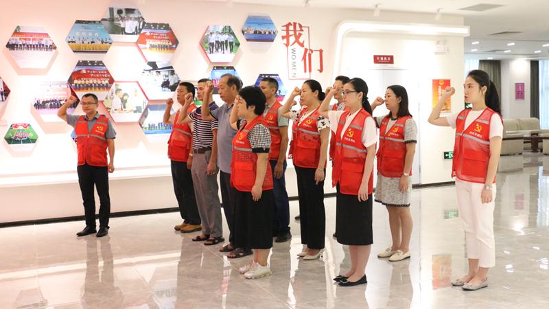 松岗街道党建服务中心党支部开展主题党日活动