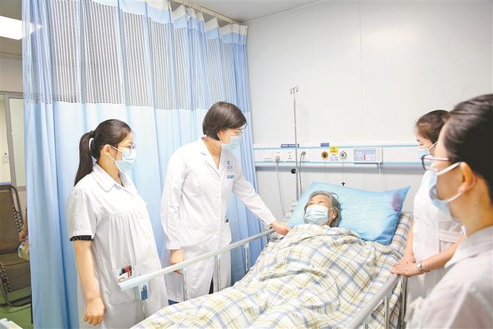 76岁阿婆消化道大出血！龙华区中心医院多学科协作成功救治
