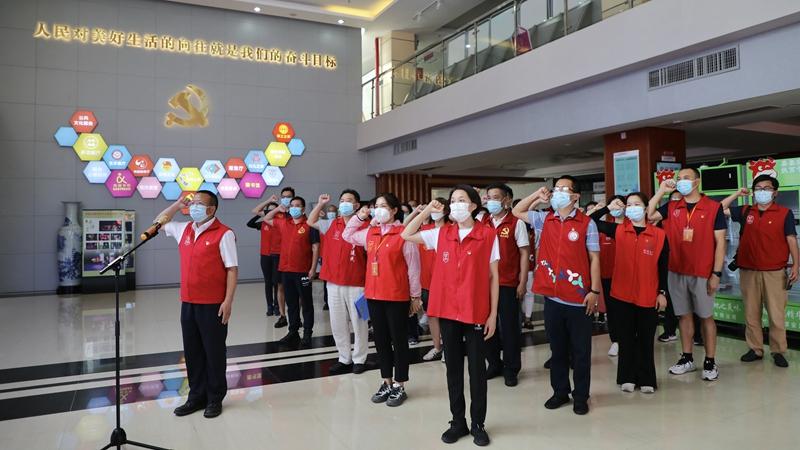 36名下沉福围社区的党员重温入党誓词  践行初心使命