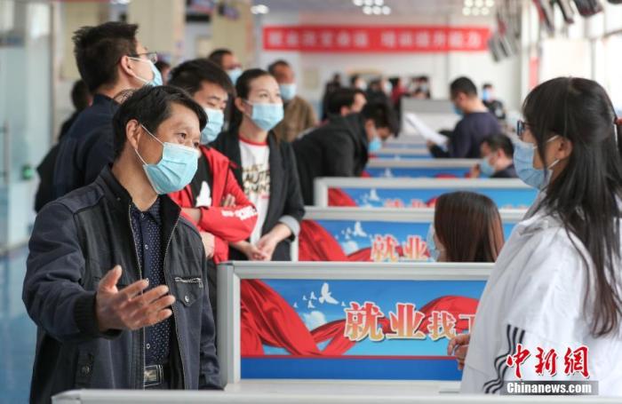 4月2日，北京市顺义区人力资源市场内，求职者(左)向用工企业咨询。 <a target='_blank' href='http://www.chinanews.com/'><p align=