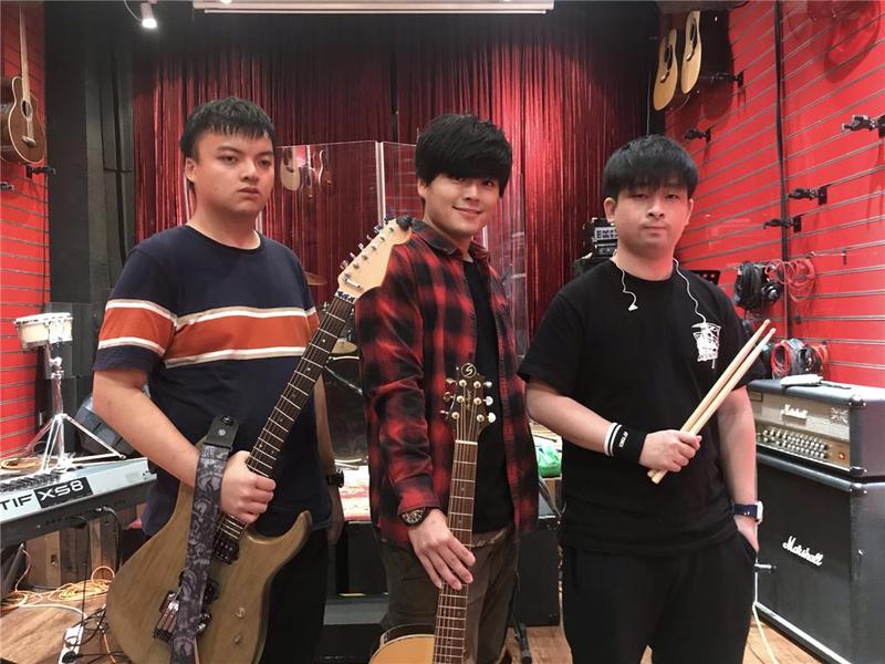 深港两支摇滚乐队合唱献礼建党百年，主创说“我们都是一家人”