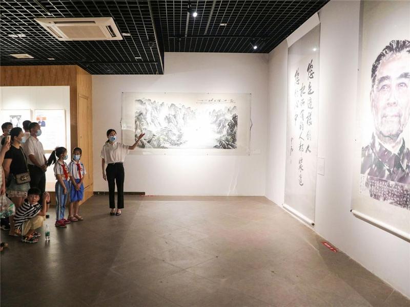 楷模精神永存！东莞市民参观周恩来珍品展热情持续高涨