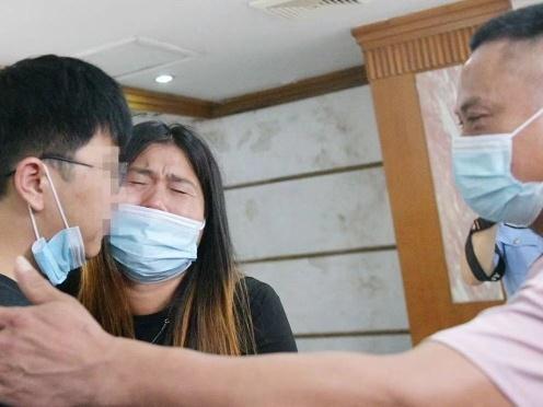 失散26年的儿子找到了！他们终于有了第一张“全家福”