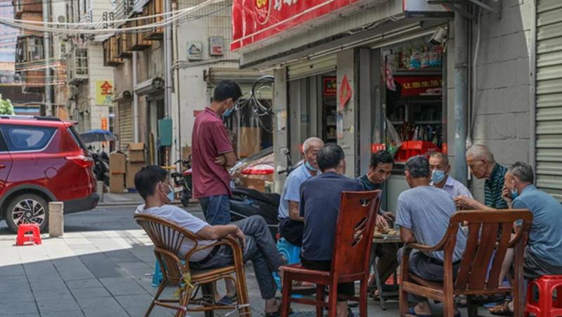 上学、买菜、吃饭、下棋......福围人的生活回归平静