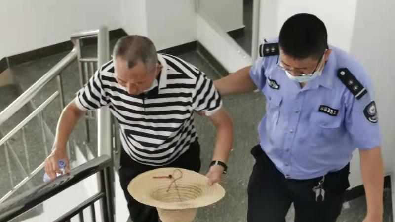 路遇遛弯迷失老人 松岗网格员悉心帮助安全送回