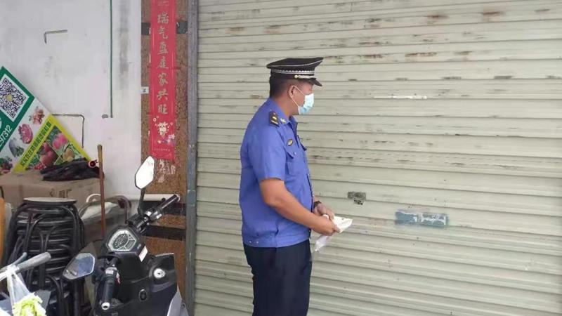 重拳整治乱张贴行为 西乡城管擦亮辖区新“颜值”