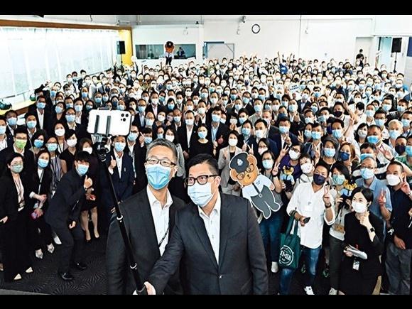 邓炳强出席警总欢送会，与400名同袍及新任港警一哥自拍
