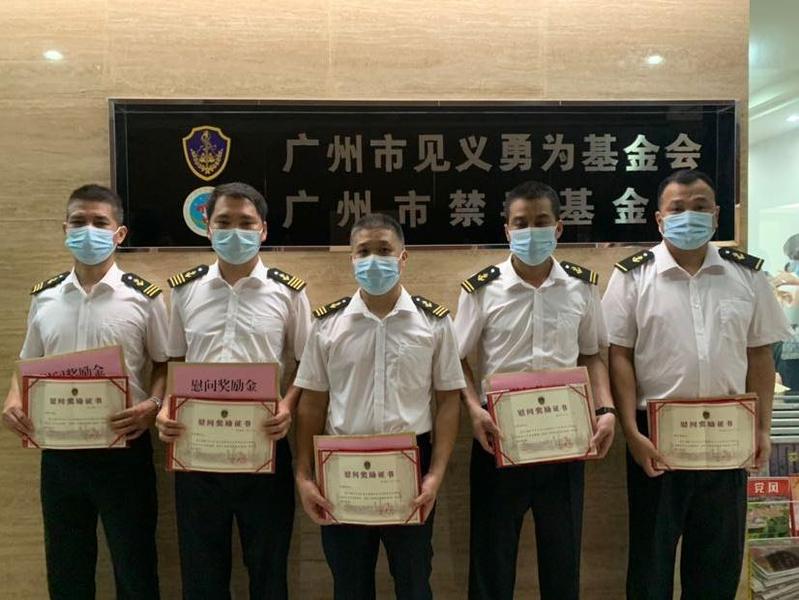 险！女子凌晨轻生跳江，幸亏有他们及时救助