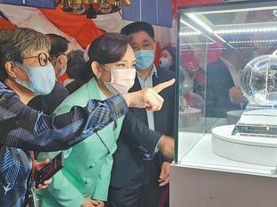 暂别宇宙天团珍贵月壤，网友评论带你看不消散的香港航天热情