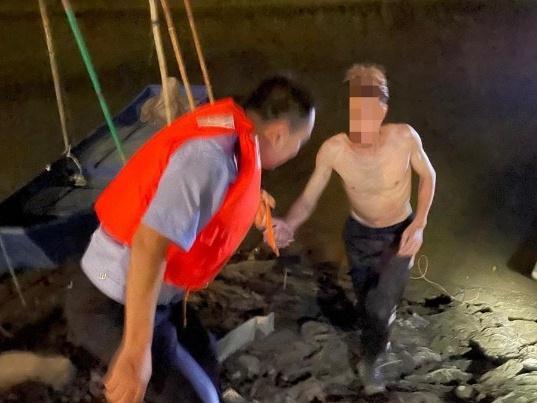 男子海边网鱼被潮水冲走 金湾民警紧急救援捡回一命