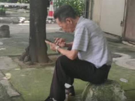 老人凌晨三点起床玩手机，这般网瘾似曾相识？