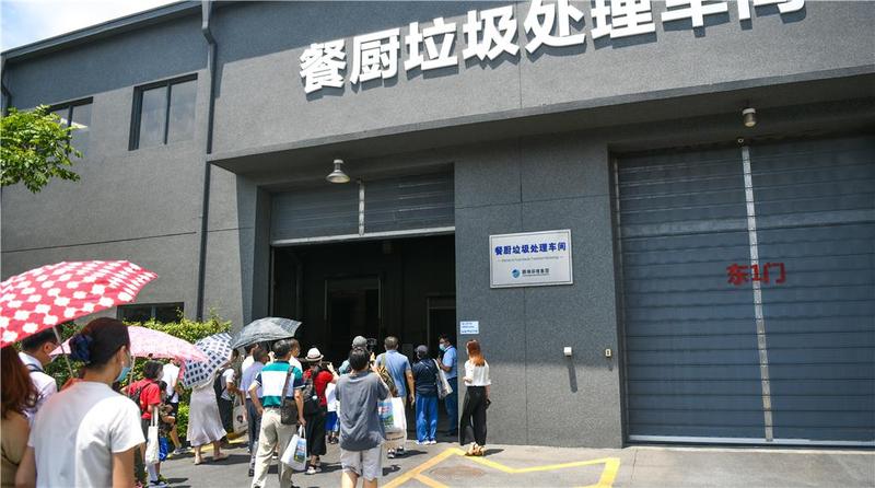 在这里，他们看到分类后的生活垃圾如何变废为宝