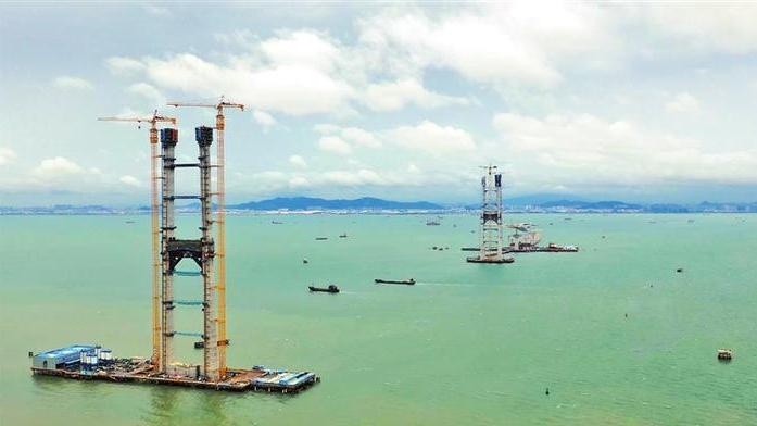 深中通道伶仃洋大桥西主塔封顶