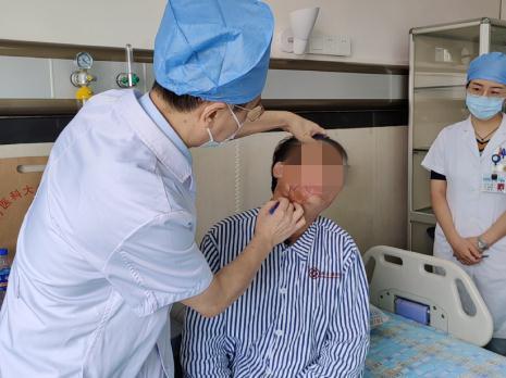 “面具男孩”高考后，在南方医院顺利进行免费瘢痕治疗
