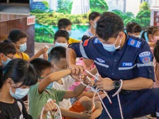 暑期至，流动儿童到防震减灾科普馆学习避险知识