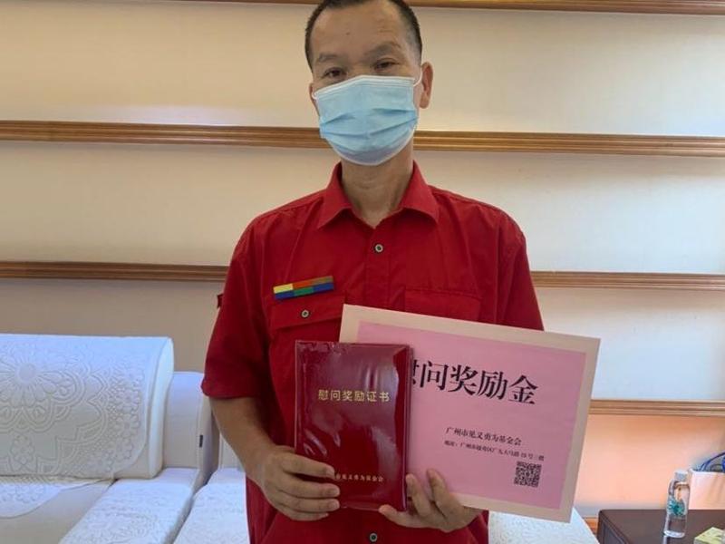 暖！路遇货车冒烟着火，他上前协助灭火