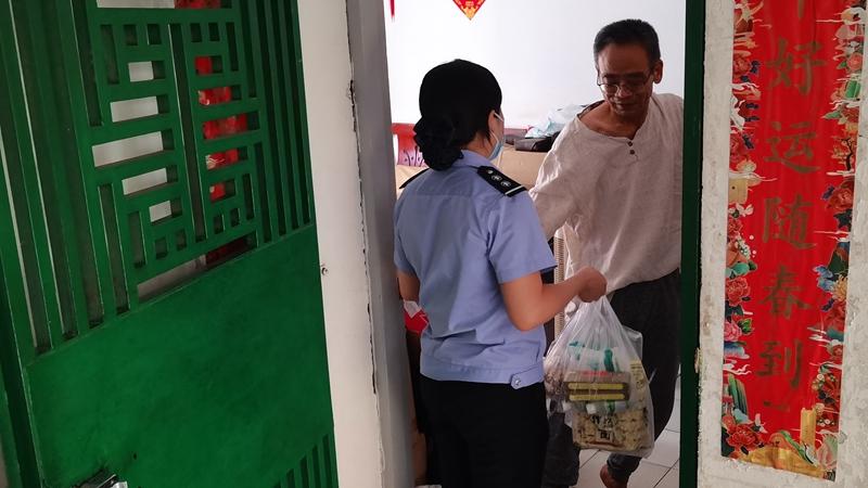 独居老人崴脚难出门  网格员“代办”解烦忧