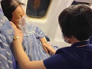 飞往珠海的航班上 南航空姐温情相助让旅客转危为安