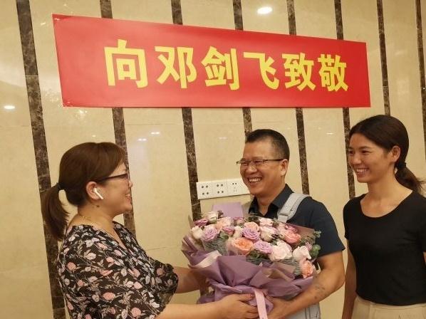 救援火中孩子摔伤，怀集“护举哥”7月23日在广州出院了