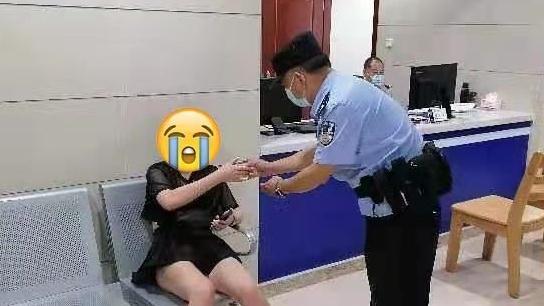 女子欲跳桥轻生，危急时刻，他们奋力拉回