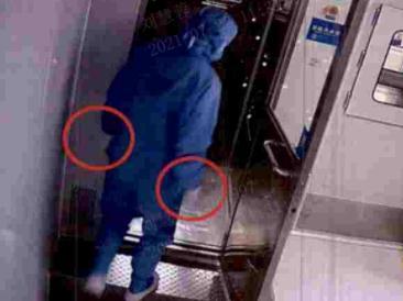 绑腿+藏内衣！情侣员工盗窃上万摄像头倒卖