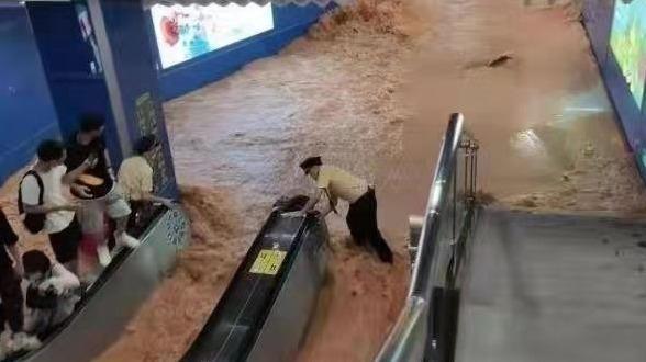泥水汹涌倒灌！因暴雨影响，广州地铁21号线神舟路站暂停服务