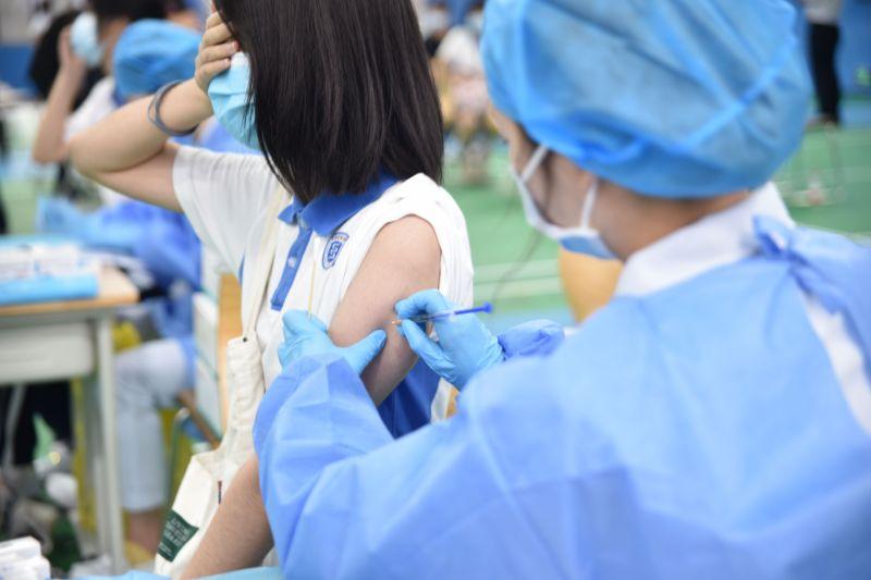 12-17岁人群开始“苗苗苗” 记者现场直击首批罗湖学生新冠疫苗接种