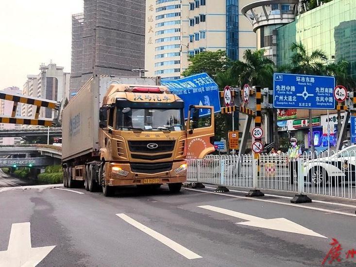 突发！今早区庄立交，一货车撞断龙门架