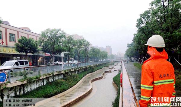 光明：暴雨中，他们披上“雨衣战袍”逆行而上……