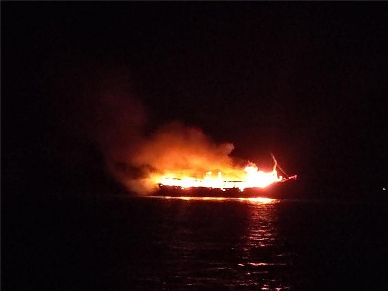 海上渔船突发大火，广东海警鏖战5小时终扑灭