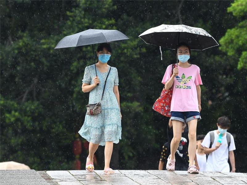 今天12-15时，广州各区有（雷）阵雨局部大到暴雨