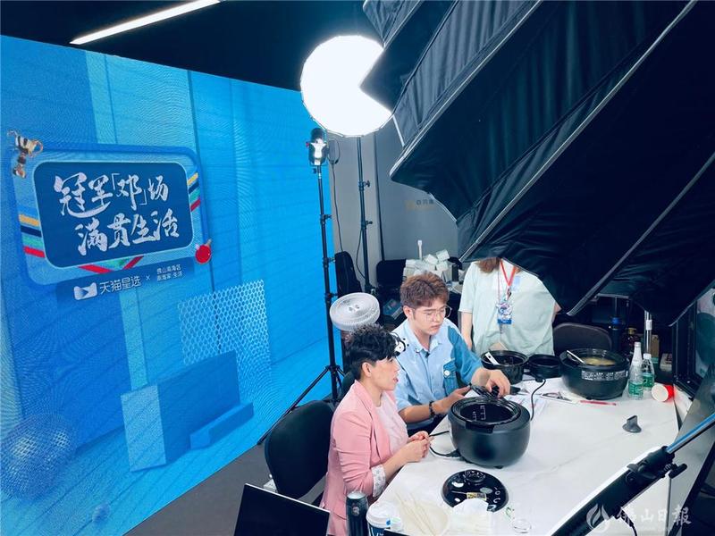 奥运冠军+制造冠军，“乒坛皇后”邓亚萍直播首秀落地佛山南海