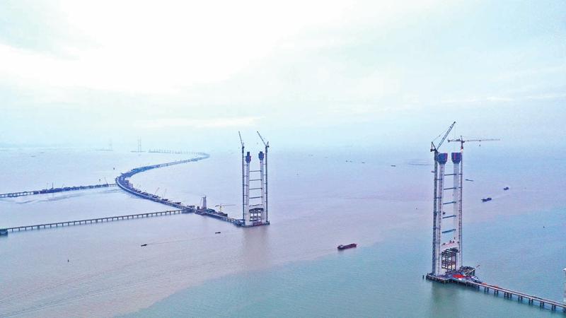 深中通道中山大桥西主塔封顶