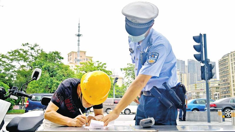 全市69名外卖快递骑手不戴头盔被罚