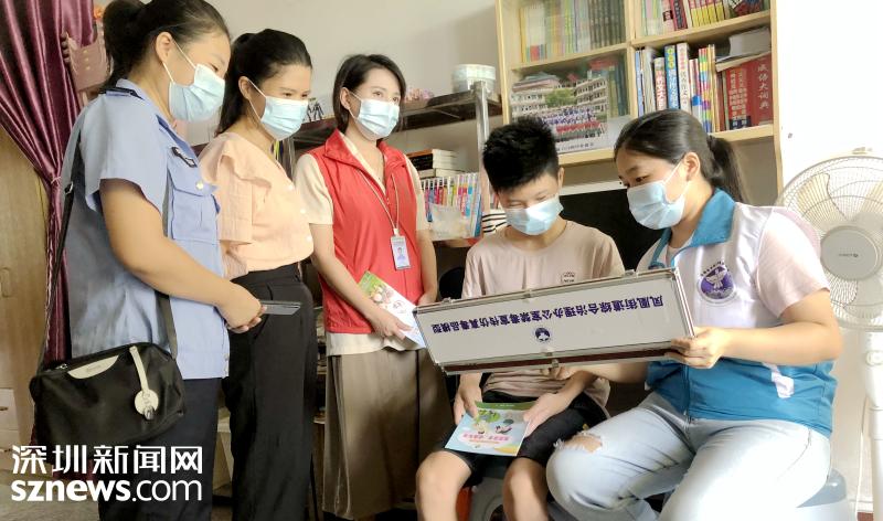 凤凰街道社工义工入户宣传禁毒知识