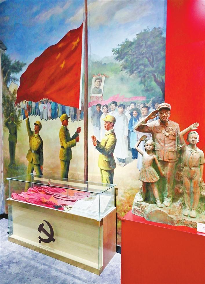 深圳党史馆迎来特殊展品 华南地区升起的第一面五星红旗