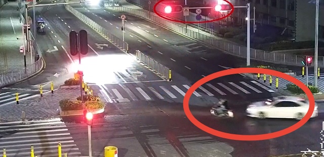 男子驾驶摩托车非法营运冲红灯 致1死1伤