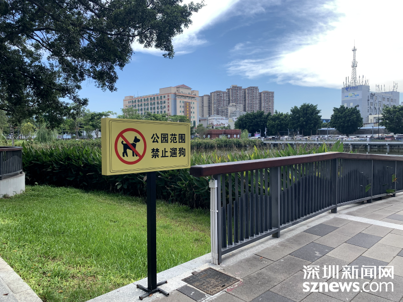 玉塘街道在公园投放温馨提示牌.