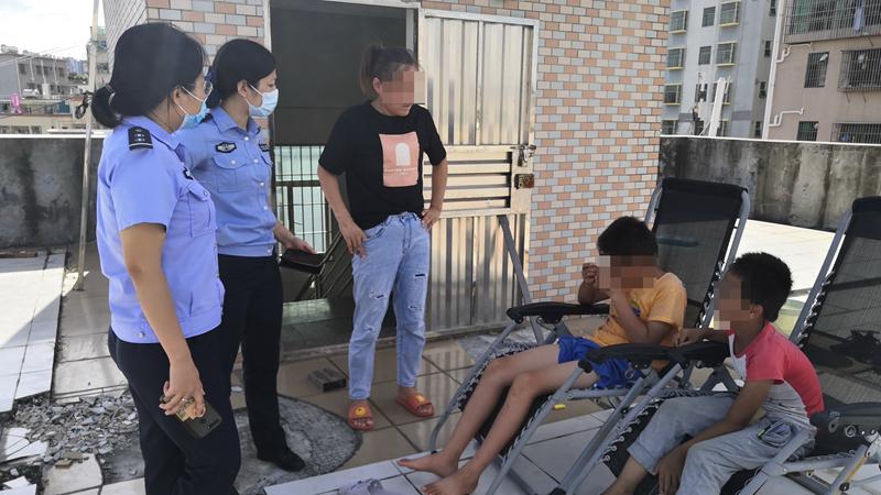 危险危险危险！俩“熊孩子”爬楼顶玩耍 幸好西乡网格员及时发现劝下！