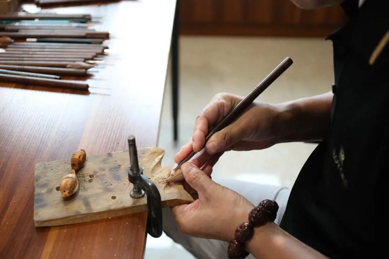 湾区人才面对面丨胡堂山：宝安民间艺人用28年深耕橄榄核雕，方寸之间展示大千世界