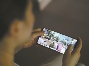 疫情之下，自己理发、把影院“搬”回家