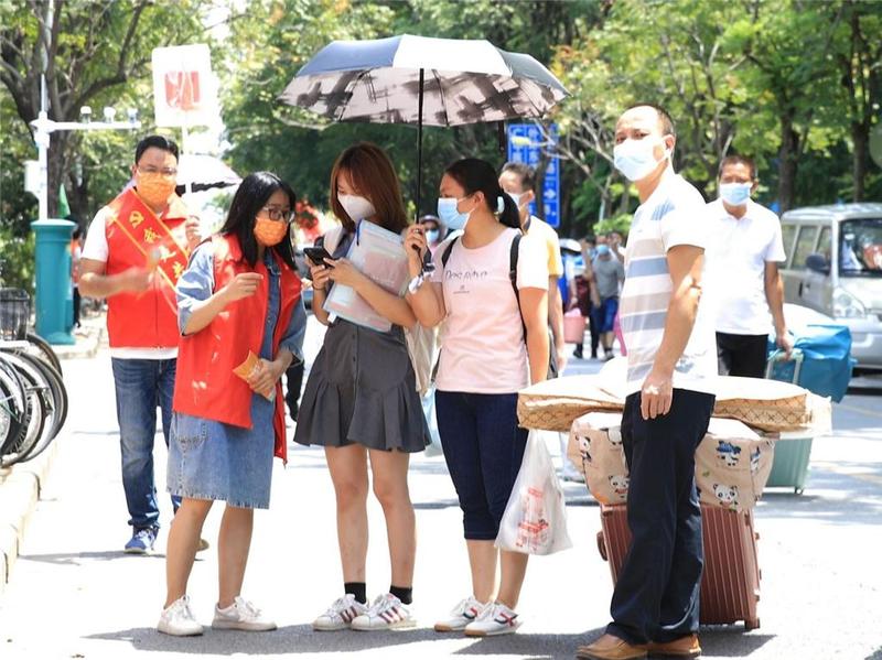 迎新使者，免费核酸检测！广州多所高校大一新生报到！